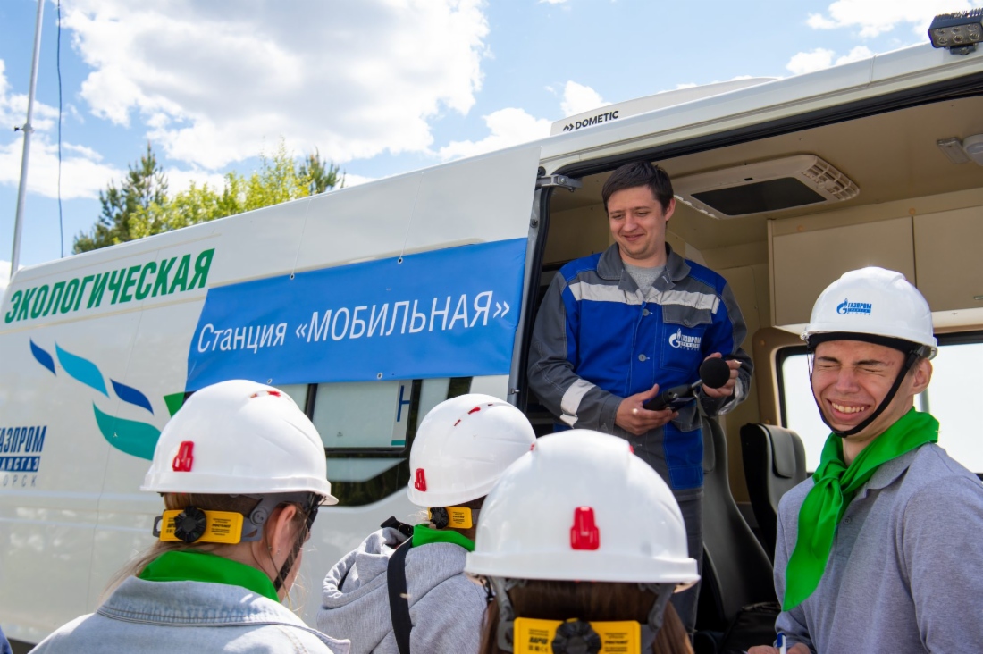 Команды знакомятся с работой передвижной экологической лаборатории