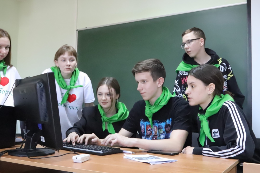 Одна из команд — участниц квеста готовит итоговый анализ экологической ситуации в зоне обследования