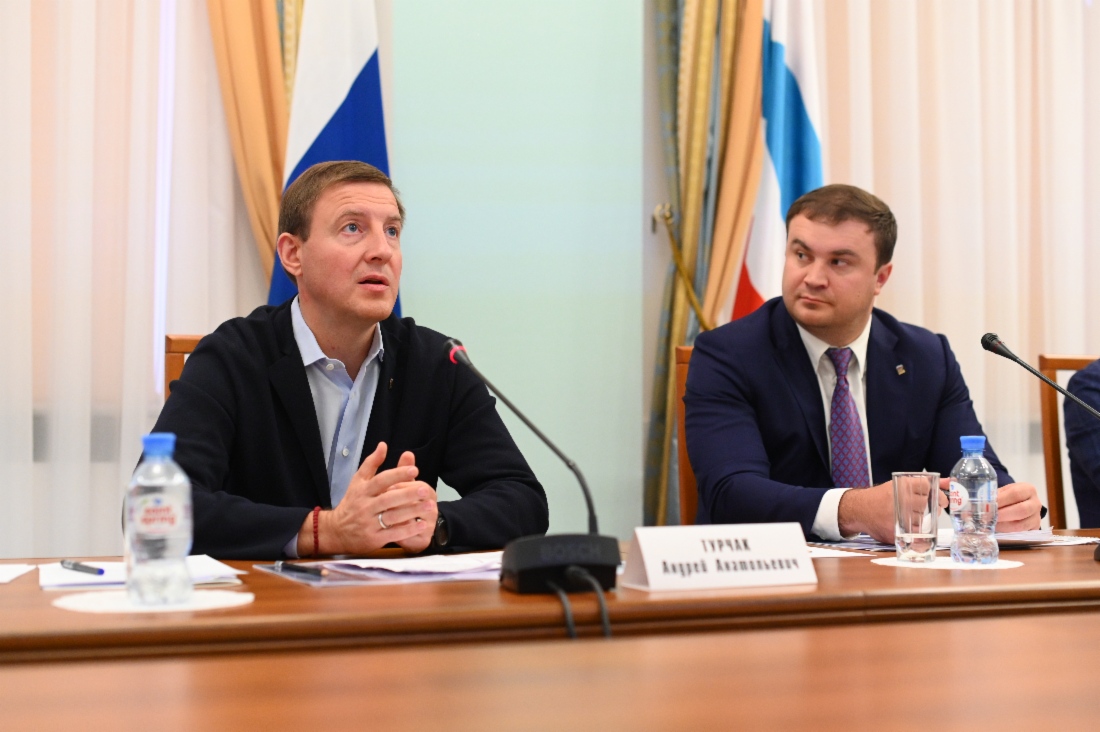 Секретарь Генерального совета партии «Единая Россия», первый заместитель Председателя Совета Федерации Федерального Собрания Российской Федерации Андрей Турчак и временно исполняющий обязанности Губернатора Омской области Виталий Хоценко во время рабочей встречи с Алексеем Миллером