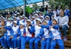 На торжественной церемонии открытия участники фестиваля «Тепло детских сердец» делятся позитивом с артистами, которые показывают им номера