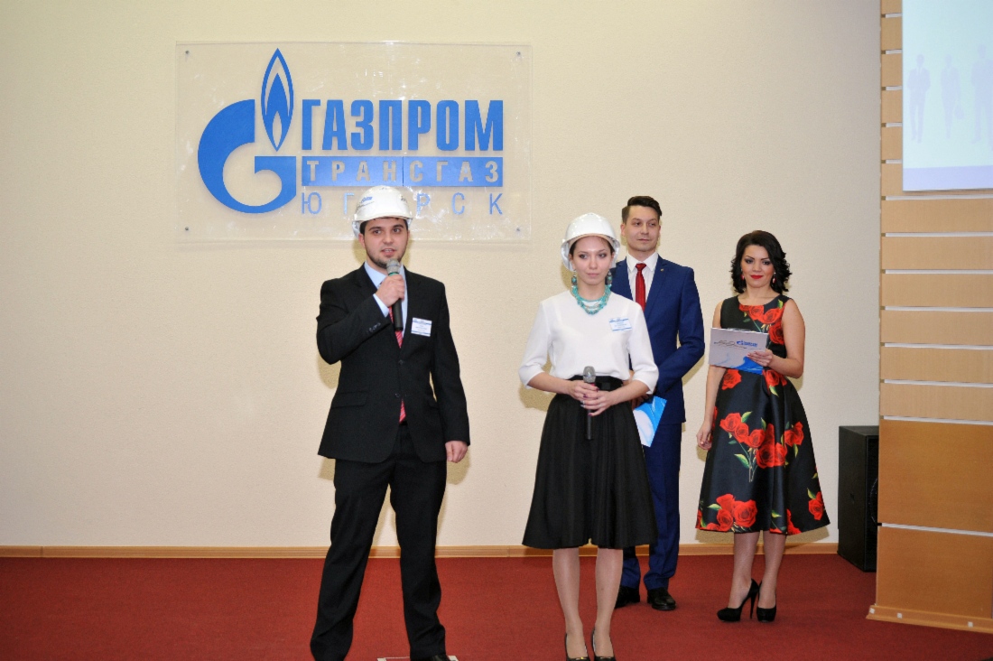 Молодые специалисты произносят клятву газовика