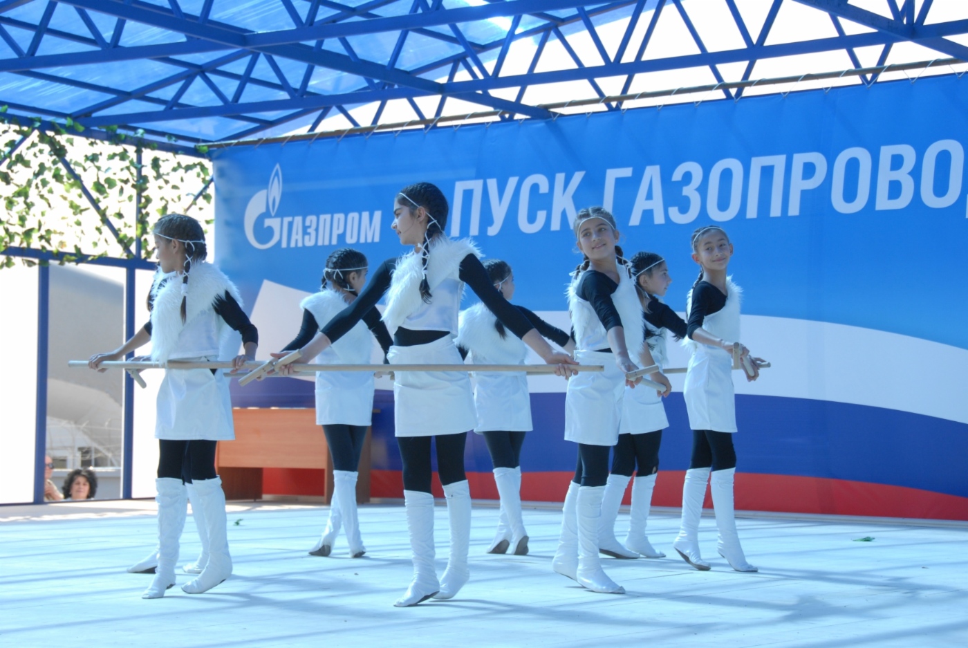 Во время торжественных мероприятий, посвященных открытию газопровода Дзуарикау — Цхинвал. 26 мая 2009 года