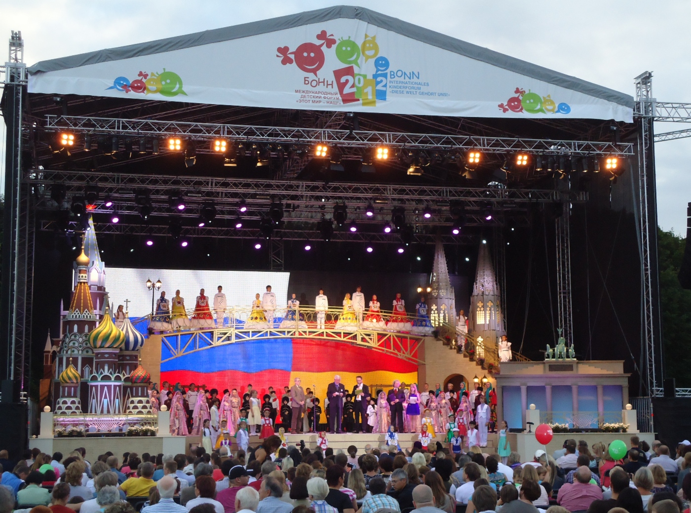 Во время концерта в городе Бонн (Германия), 22–25 августа 2012 г.