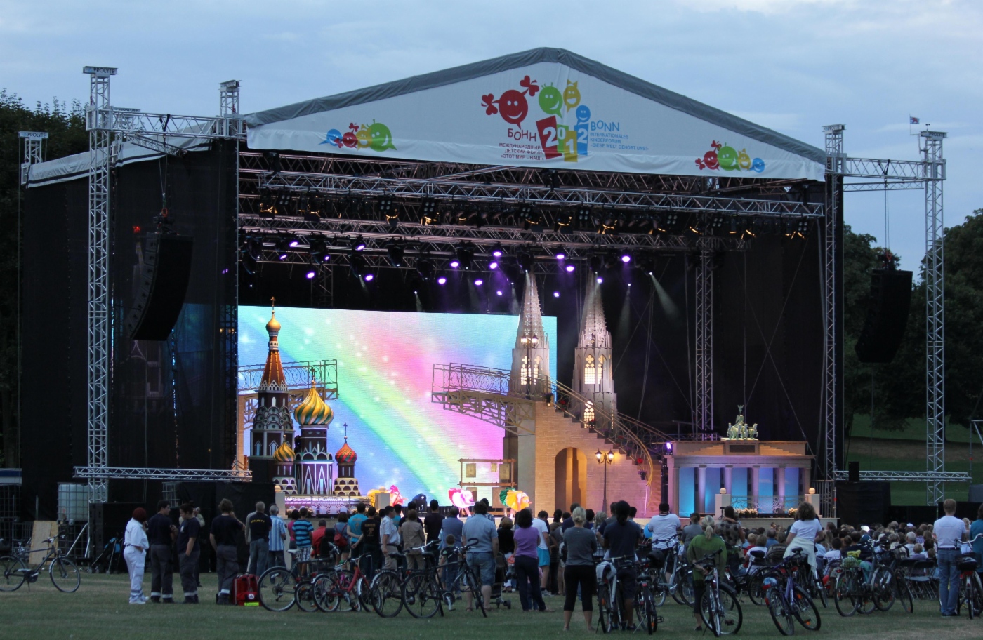 Во время концерта в городе Бонн (Германия), 22–25 августа 2012 г.