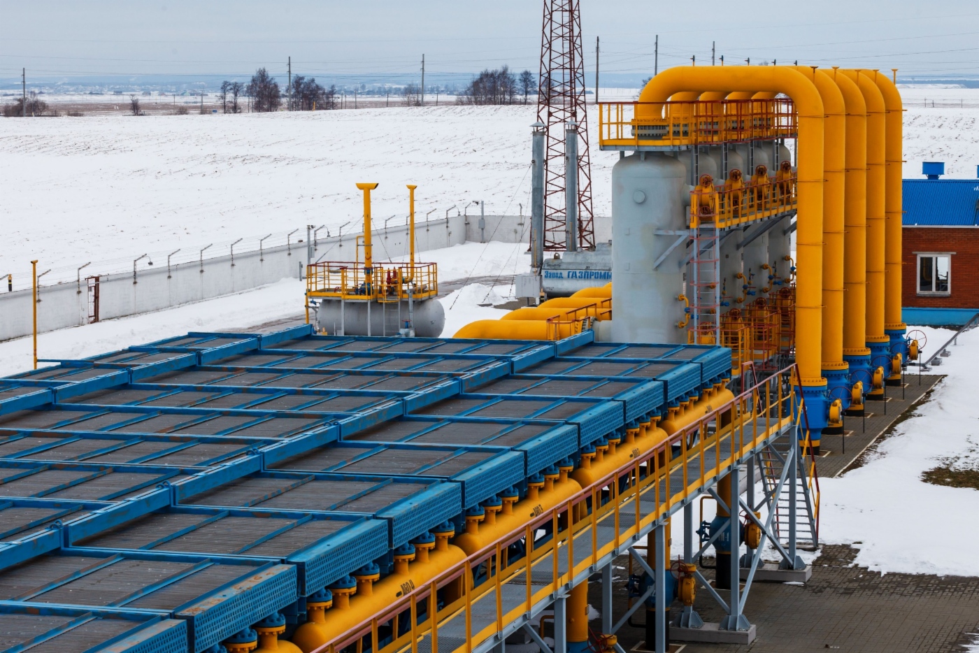 После сжатия газ нагревается и требует охлаждения в градирне