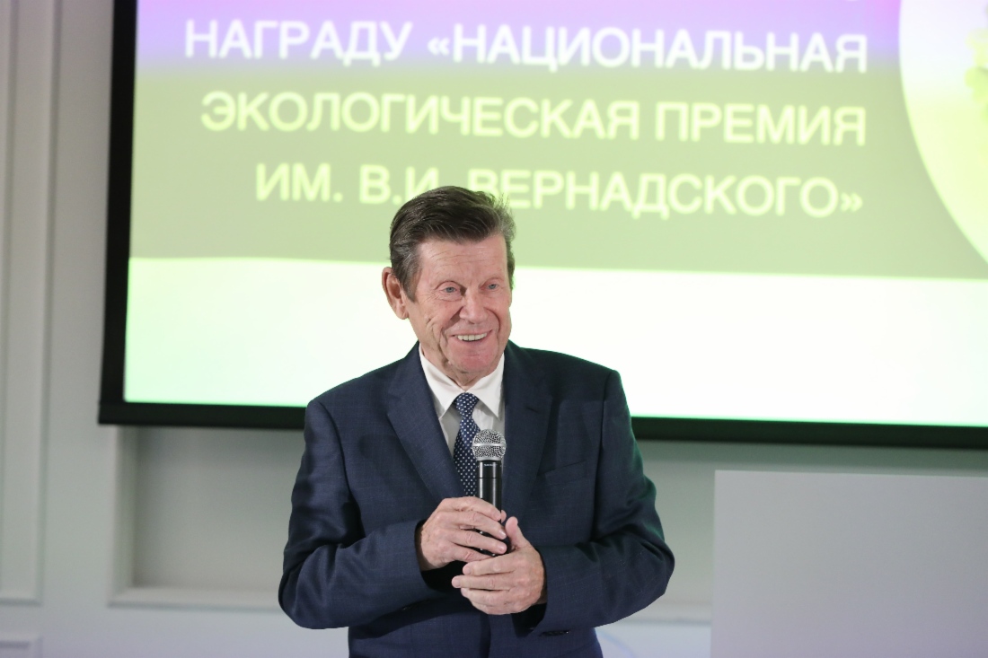 Президент Фонда имени В. И. Вернадского Владимир Грачев приветствует победителей Национальной экологической премии имени В. И. Вернадского — 2019