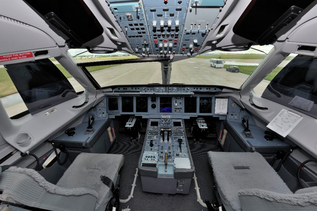 «Газпром» приобретет 10 самолетов Sukhoi Superjet и 39 вертолетов МИ-8АМТ