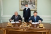 Президент ПАО «ЛУКОЙЛ» Вагит Алекперов и Алексей Миллер во время подписания соглашения