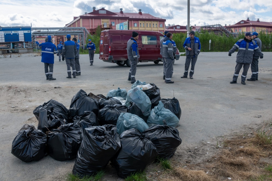 Работники завершили уборку территории вахтового поселка Заполярного
