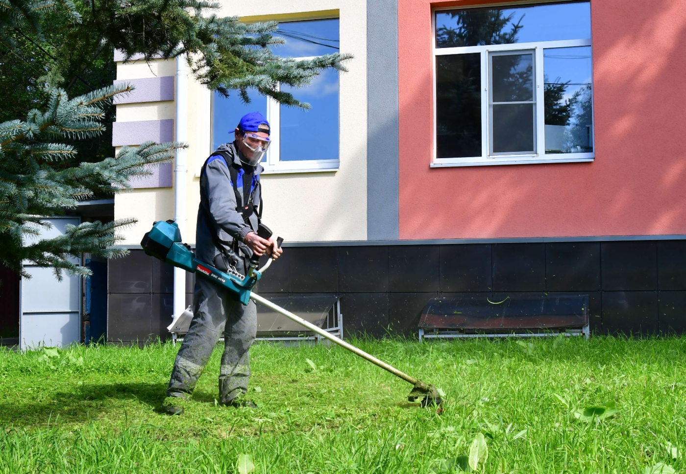 Уборка территории школы-интерната для глухих детей