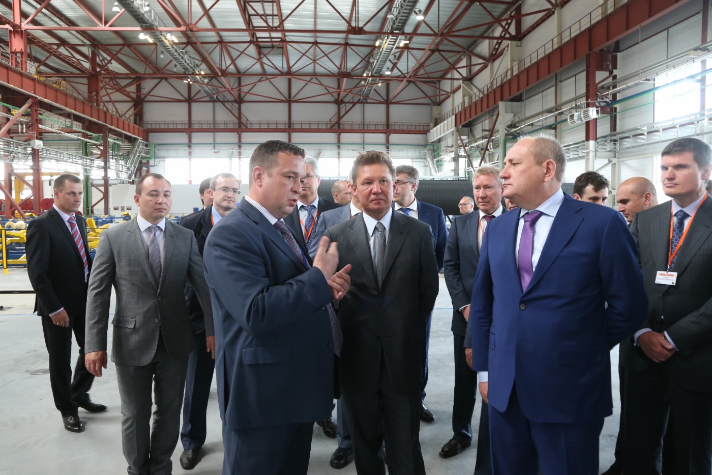Делегация ОАО «Газпром» во главе с Алексеем Миллером (в центре) во время осмотра производственной площадки по обетонированию труб