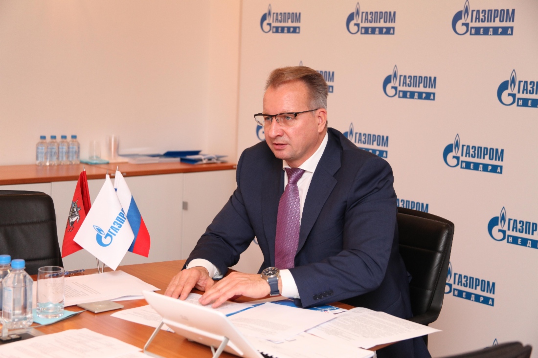 С докладом перед участниками панельной сессии на Тюменском нефтегазовом форуме выступает генеральный директор ООО «Газпром недра» Всеволод Черепанов