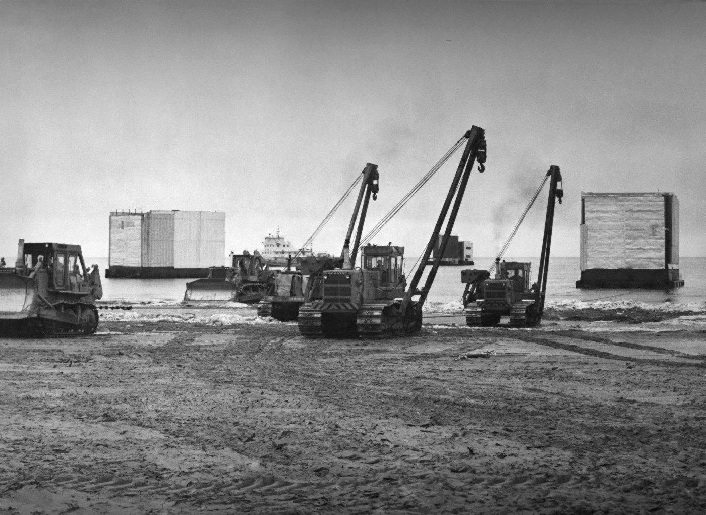 Транспортировка суперблоков. 1985