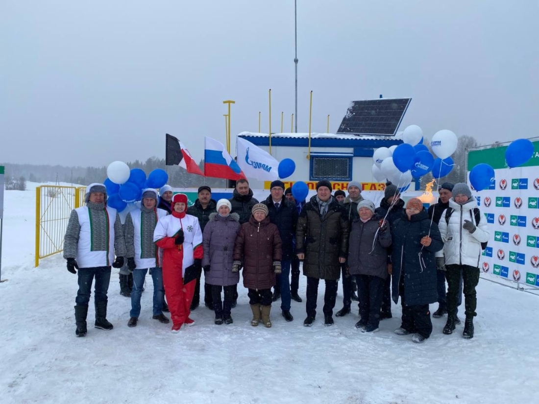 Жители села Менил и сотрудники газовой компании на мероприятиях по вводу газопровода
