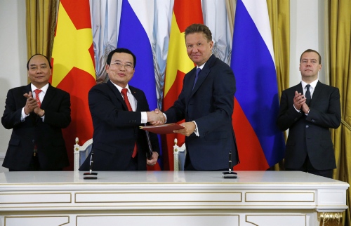 Председатель Совета директоров Вьетнамской нефтегазовой группы Petrovietnam Нгуен Куок Кхань и Алексей Миллер подписали документы в развитие сотрудничества компаний