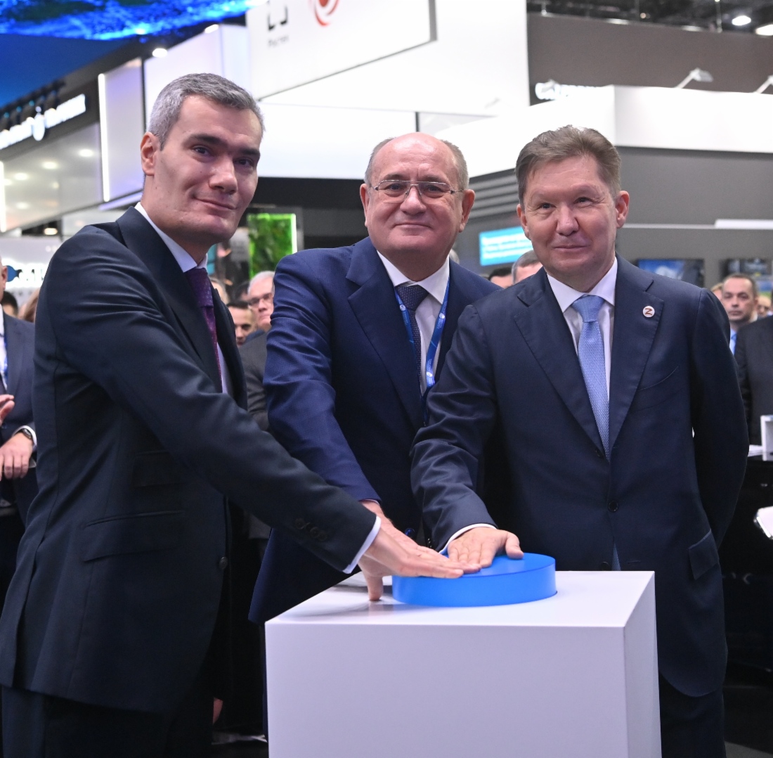 Генеральный директор ООО «Газпром газомоторное топливо» Денис Корниенко, Виталий Маркелов и Алексей Миллер