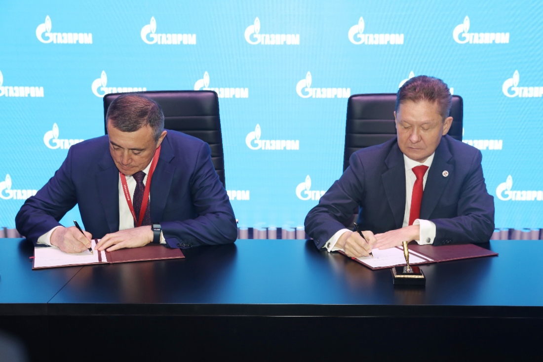 В рамках Петербургского международного экономического форума — 2022 Алексей Миллер и Губернатор Сахалинской области Валерий Лимаренко подписали дополнение к Соглашению о намерениях от 2019 года по реализации масштабного инвестиционного проекта «Газпрома» в г. Южно-Сахалинске