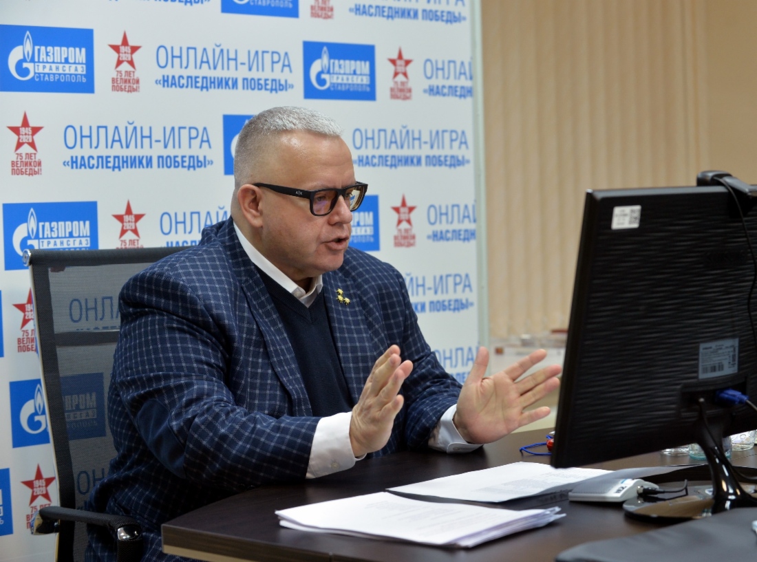 Ведущий онлайн-турнира Алексей Блинов