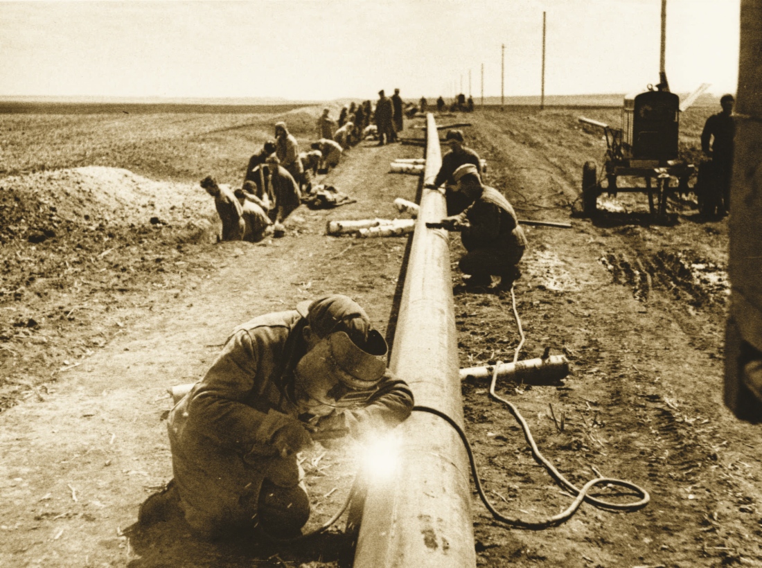 На строительстве газопровода Саратов — Москва. Саратовская область 4 июня 1945 г.