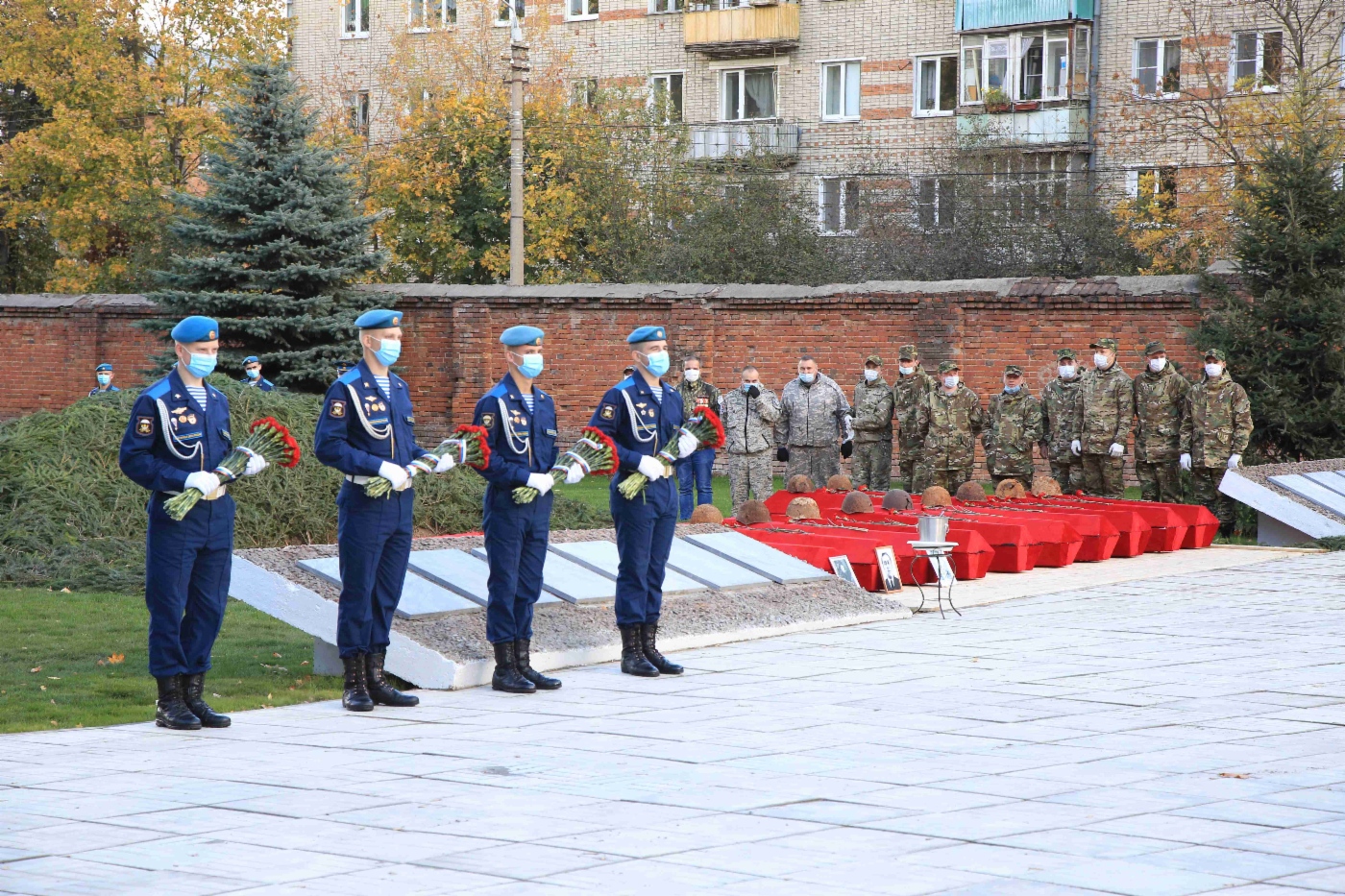 Церемония перезахоронения останков советских воинов, погибших в годы Великой Отечественной войны, обнаруженных в ходе поисковых работ военно-патриотической акции «Вахта памяти»