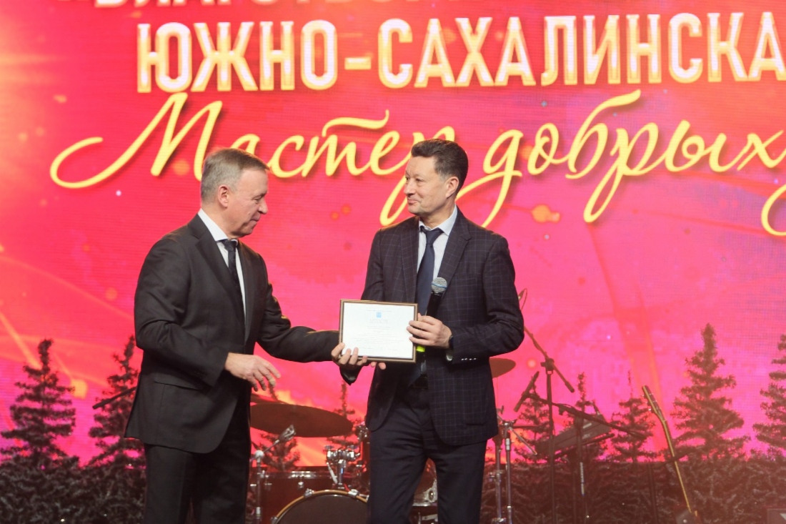 Мэр Южно-Сахалинска Сергей Надсадин (слева) награждает заместителя начальника Сахалинского филиала ООО «Газпром трансгаз Томск» Сергея Бурдинского