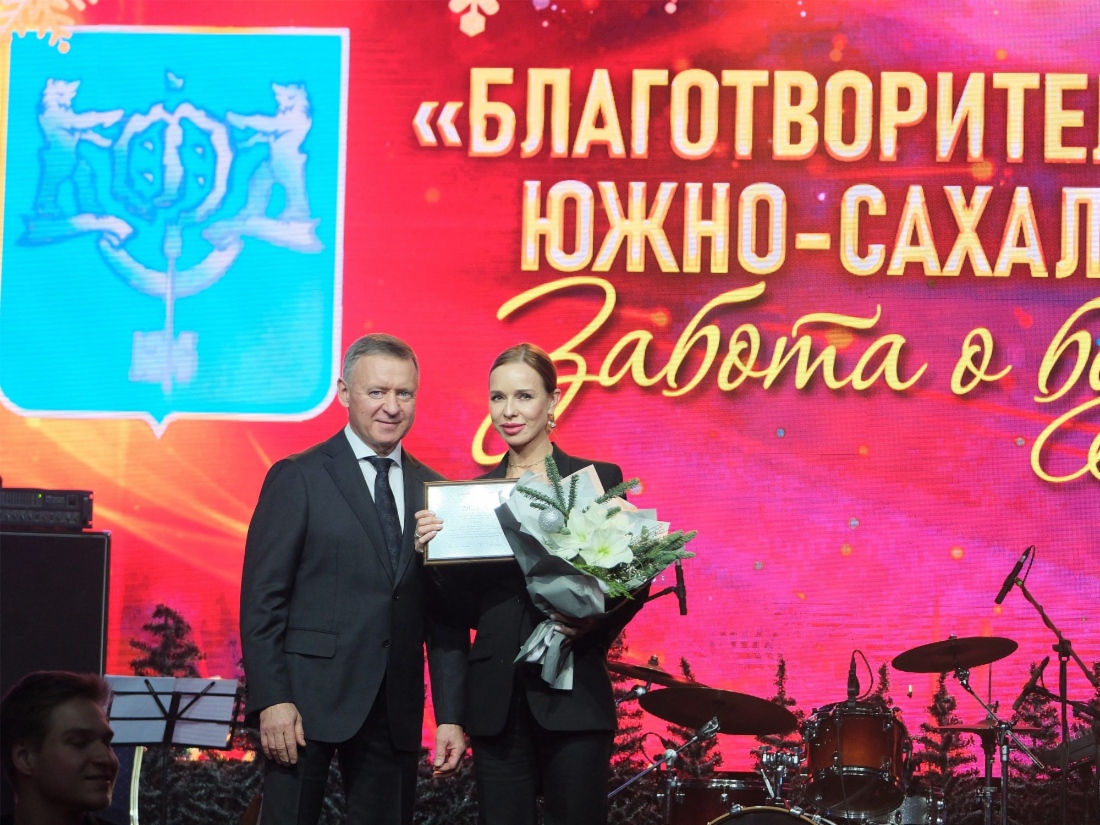 Мэр Южно-Сахалинска Сергей Надсадин (слева) награждает званием «Благотворитель города» представителя «Газпром добыча шельф Южно-Сахалинск» — начальника Службы по связям с общественностью и СМИ