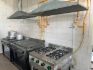 На кухне установлены три газовых плиты