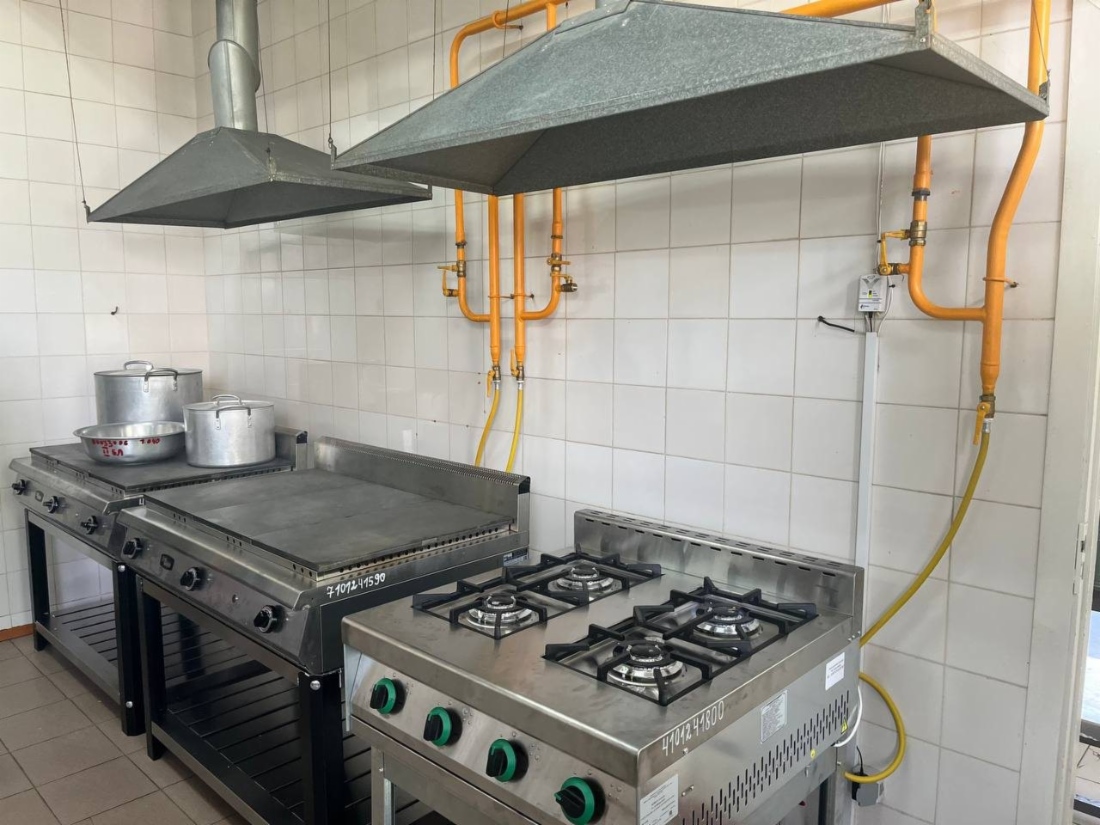 На кухне установлены три газовых плиты
