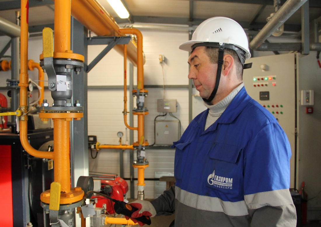 Специалист проводит регламентные работы в газовой блочно-модульной котельной