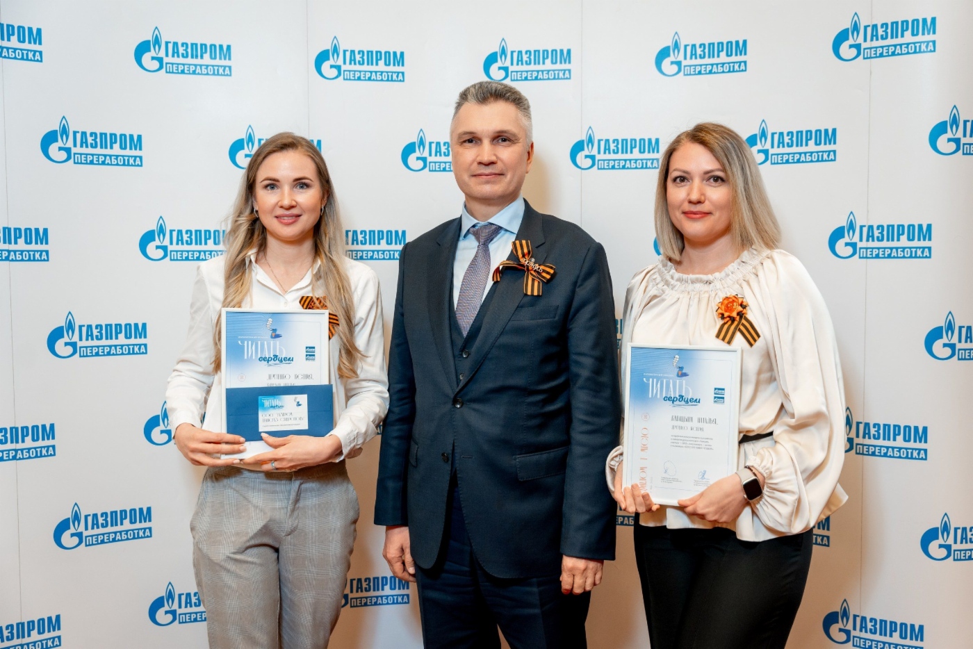 Ксения Демченко и Наталья Капацына, «Газпром трансгаз Ставрополь» — победители в номинации «Коллективное чтение» с генеральным директором компании «Газпром переработка» Айратом Ишмурзиным
