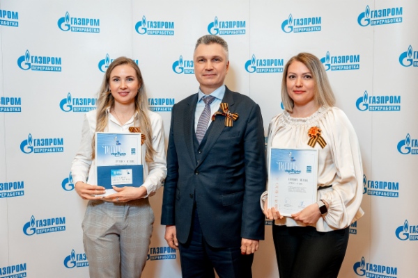 Ксения Демченко и Наталья Капацына, «Газпром трансгаз Ставрополь» — победители в номинации «Коллективное чтение» с генеральным директором компании «Газпром переработка» Айратом Ишмурзиным