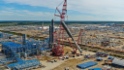 Монтаж крупнотоннажного оборудования на строительной площадке Амурского газоперерабатывающего завода