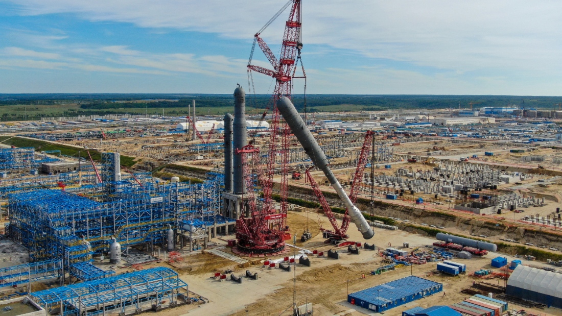 Монтаж крупнотоннажного оборудования на строительной площадке Амурского газоперерабатывающего завода