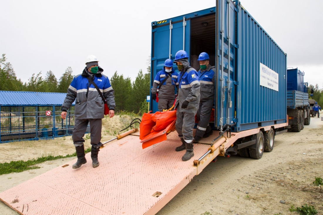 На месте предполагаемой разгерметизации кондесатопровода газовики установили боновые заграждения