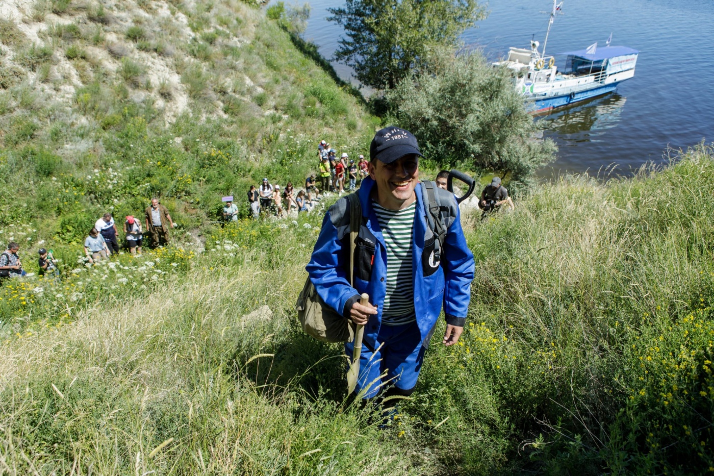 Для полевых работ выбираются места с наглядным геологическим разрезом