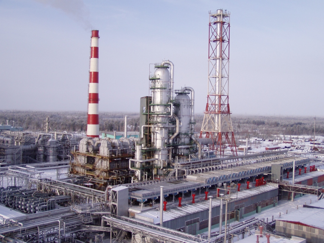 Установка моторных топлив на Сургутском ЗСК