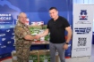 Заместитель генерального директора по общим вопросам ООО «Газпром добыча Астрахань» Дмитрий Колесников и представитель воинского подразделения, которому передан груз