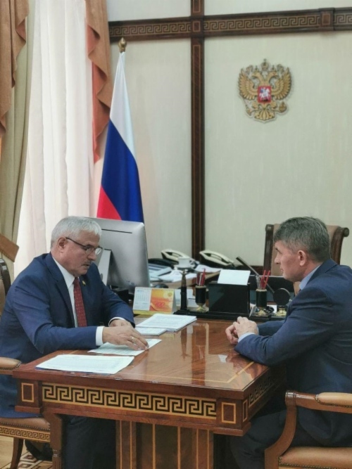 Встреча Главы Чувашской Республики Олега Николаева с генеральным директором ООО «Газпром межрегионгаз Чебоксары», АО «Газпром газораспределение Чебоксары» Кияметдином Мифтахутдиновым (слева)