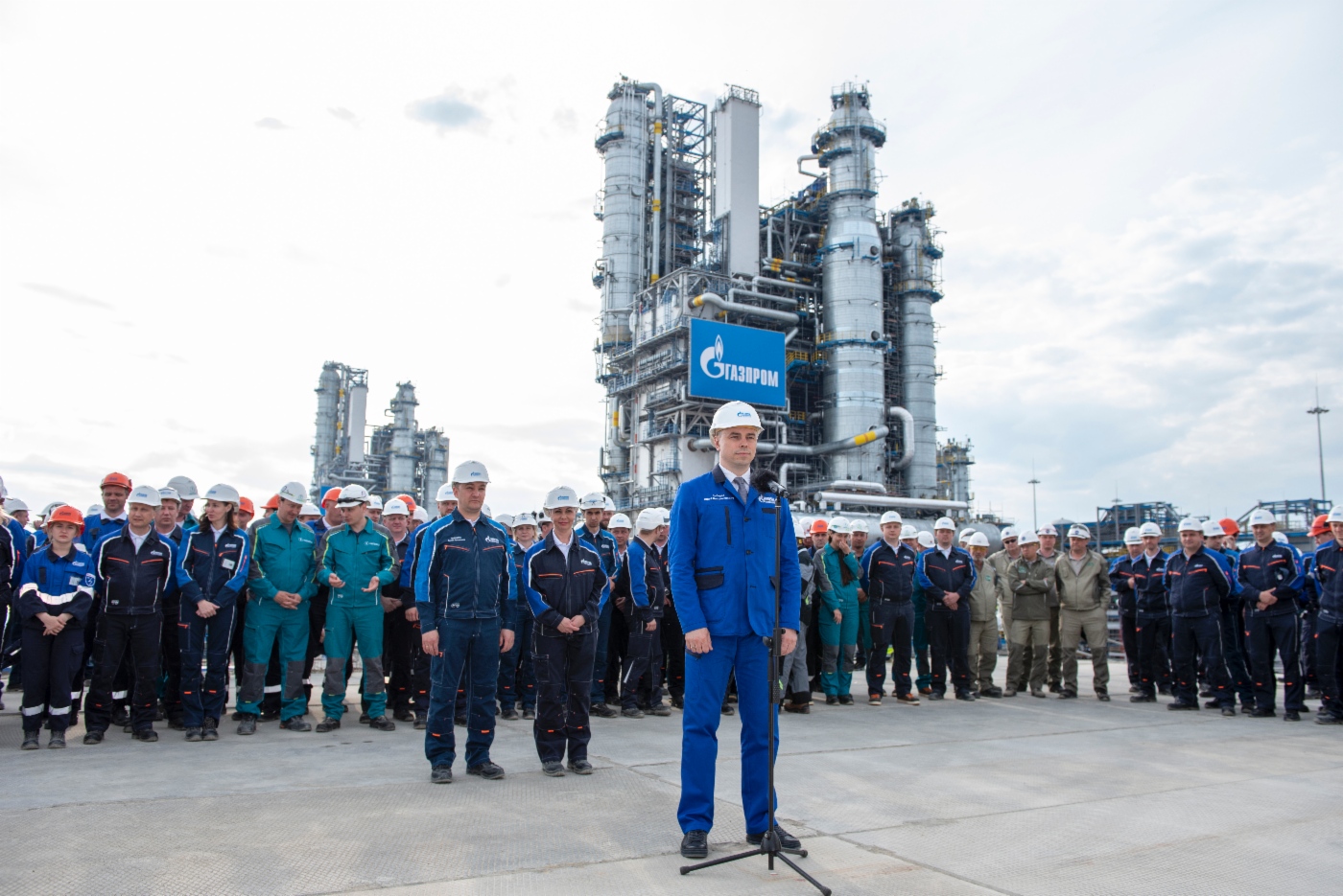Генеральный директор ООО «Газпром переработка Благовещенск» Юрий Лебедев (у микрофона)