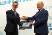 Заместитель Председателя Правления ПАО «Газпром» Виталий Маркелов (справа) вручает награду Вадиму Цыганкову