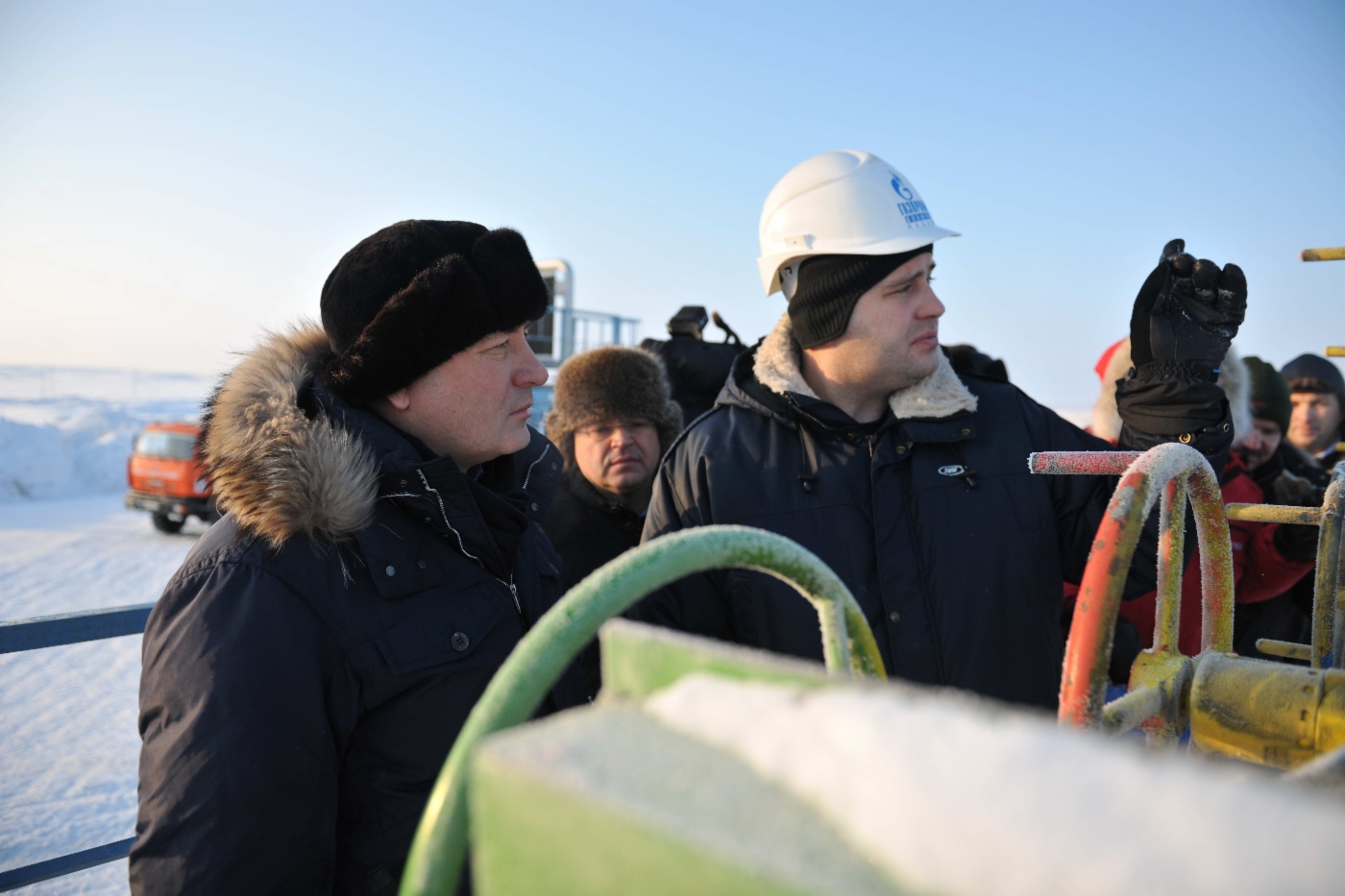 Виталий Маркелов (слева) на Бованенковском месторождении