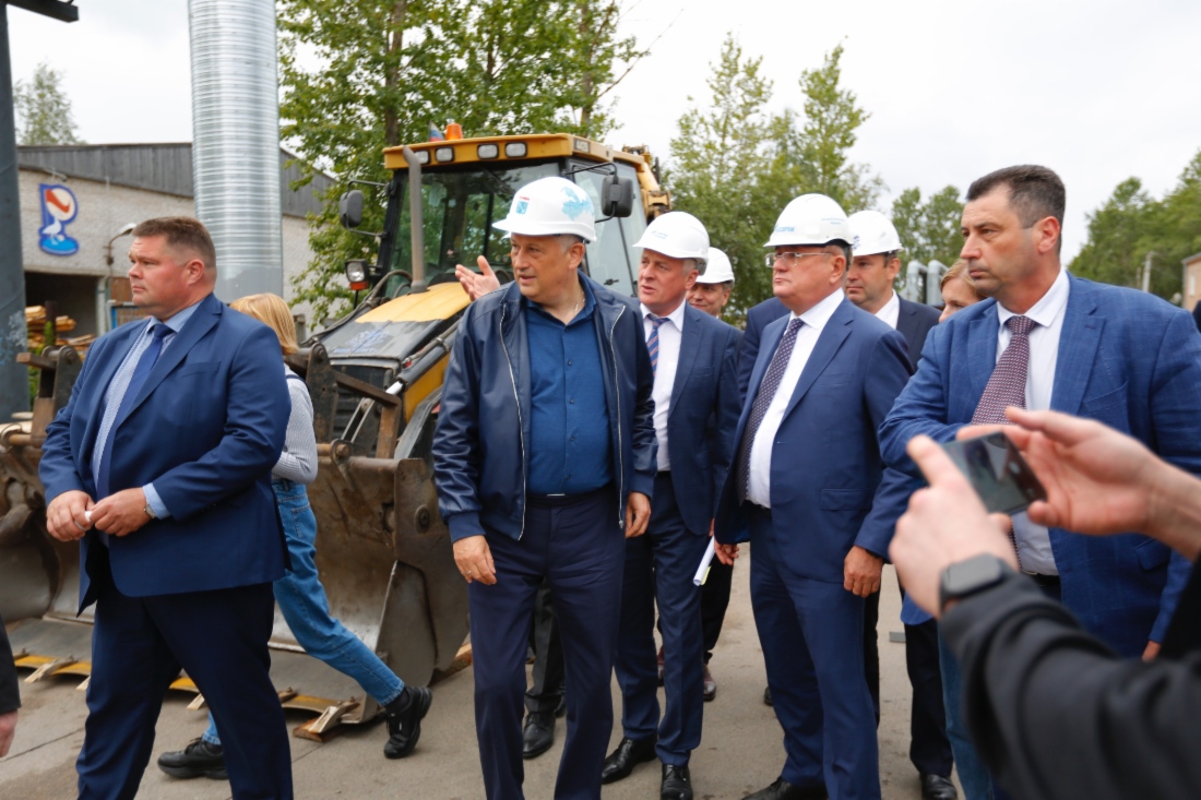 Александр Дрозденко, Виталий Маркелов и Сергей Густов на площадке строительства межпоселкового газопровода