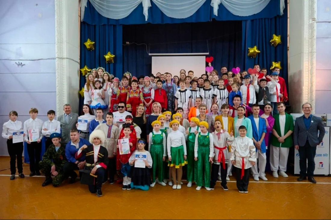 Всего на сцену вышли около 100 детей