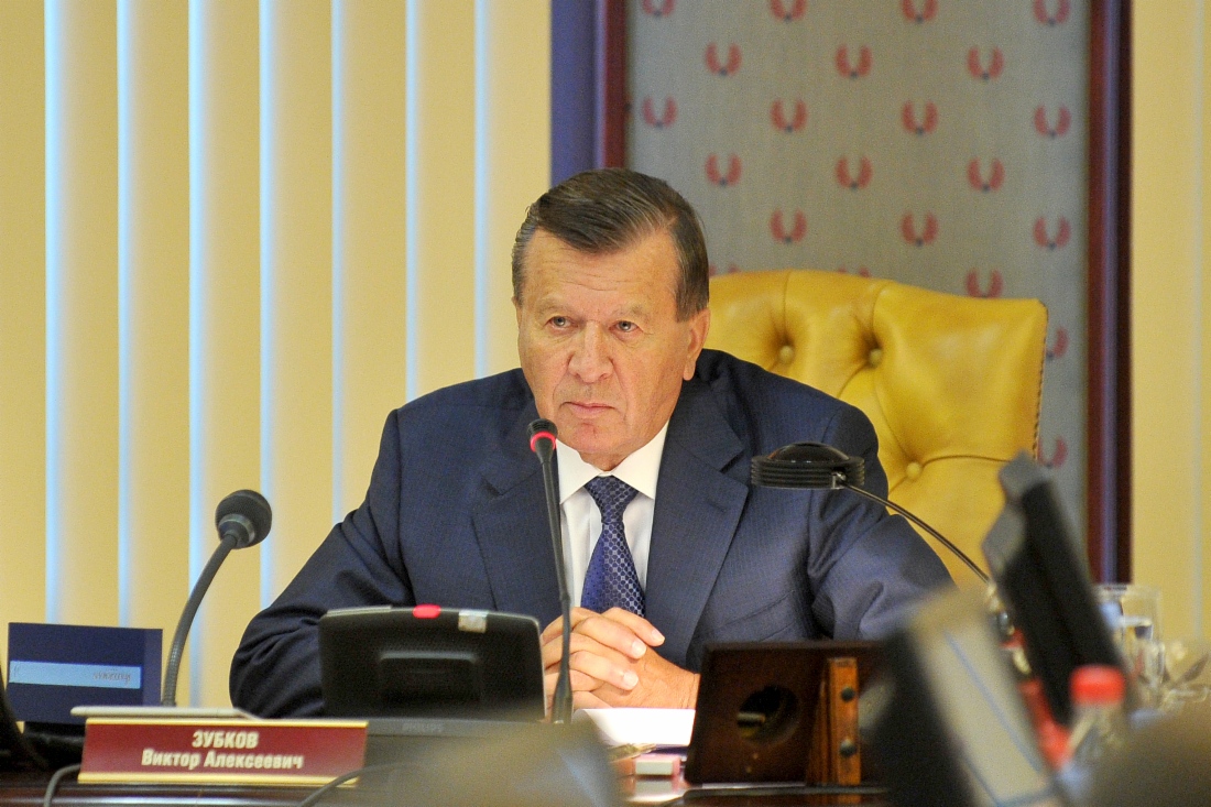 Председатель Совета директоров ОАО «Газпром», Председатель Правления — генеральный директор ООО «Газпром газомоторное топливо» Виктор Зубков во время совещания по вопросам взаимодействия «Газпрома» и субъектов РФ в области расширения региональных рынков газомоторного топлива