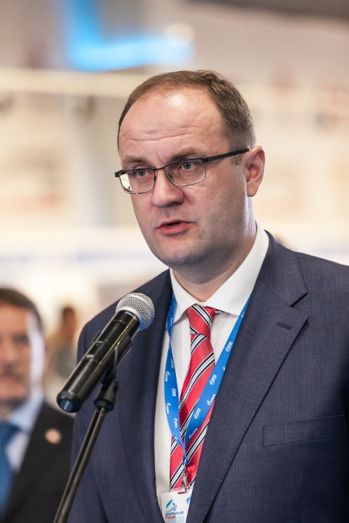 Александр Бабаков приветствует участников и гостей выставки