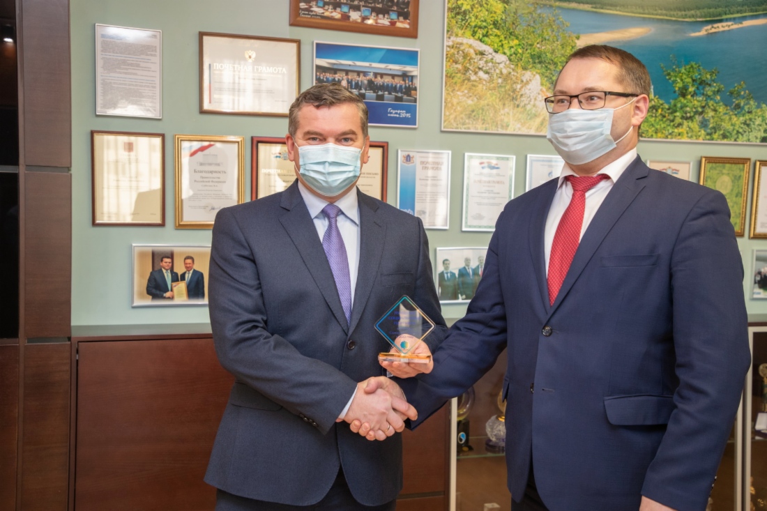 Александр Николаевич Савельев, руководитель департамента условий и охраны труда Министерства труда, занятости и миграционной политики Самарской области (на фото справа) поздравил с заслуженной наградой