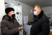 Генеральный директор ООО «Газпром газораспределение Ульяновск» Владимир Камеко с хозяином дома