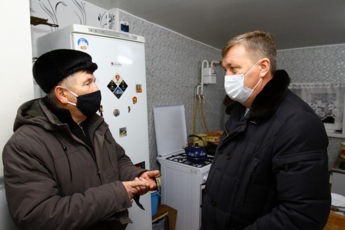 Генеральный директор ООО «Газпром газораспределение Ульяновск» Владимир Камеко с хозяином дома