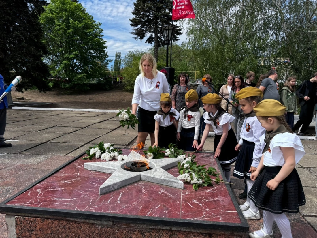 Возложение цветов к мемориалу