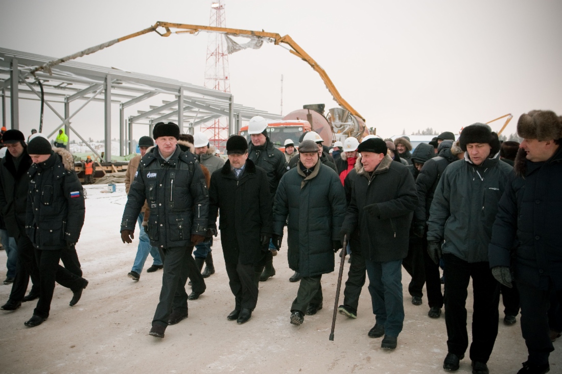 Александр Ананенков и группа специалистов «Газпрома» на компрессорной станции «Портовая»